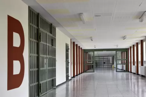 Die Justizvollzugsanstalt Frankenthal: Zum wiederholten Mal hat der Angeklagte einen ehemaligen Mithäftling mit rassistischen Au