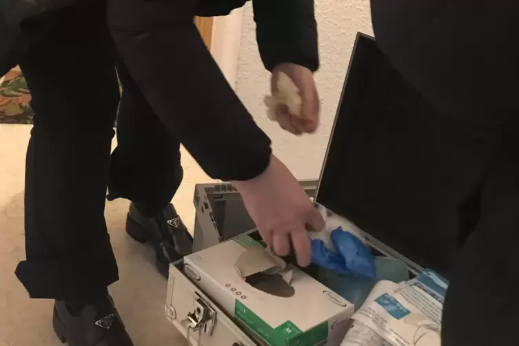 Dania J&auml;ger tr&auml;gt bei ihren Eins&auml;tzen Schutzbekleidung. 