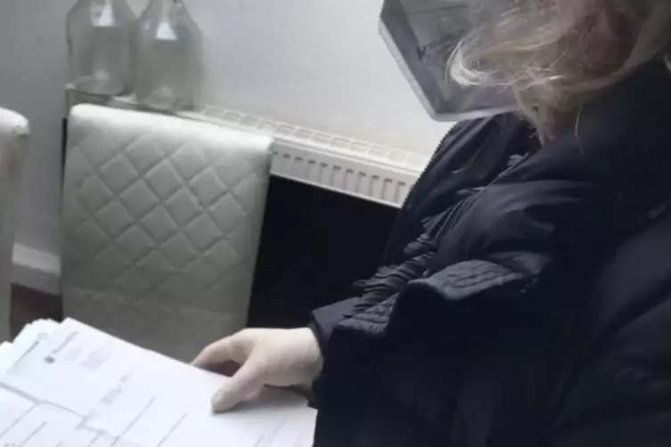 In den Wohnung sucht J&auml;ger nach Unterlagen der Verstorbenen. 