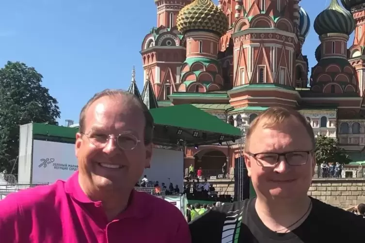 Der Maxdorfer Christian Wahl mit seinem russischen Gesch&auml;ftspartner und Freund Vladmir auf dem Roten Platz in Moskau.