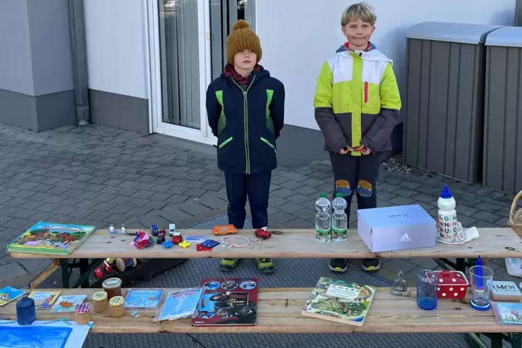 Flohmarkt f&uuml;r die Ukraine: Jule, Erik und ein Teil des Angebots.