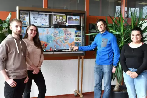 Machen beim Erasmus-Projekt mit (von links): Joel Ruff, Svenja Härtel, Lehrer und Mitorganisator Niclas Prokasky und Yhsaman Hej