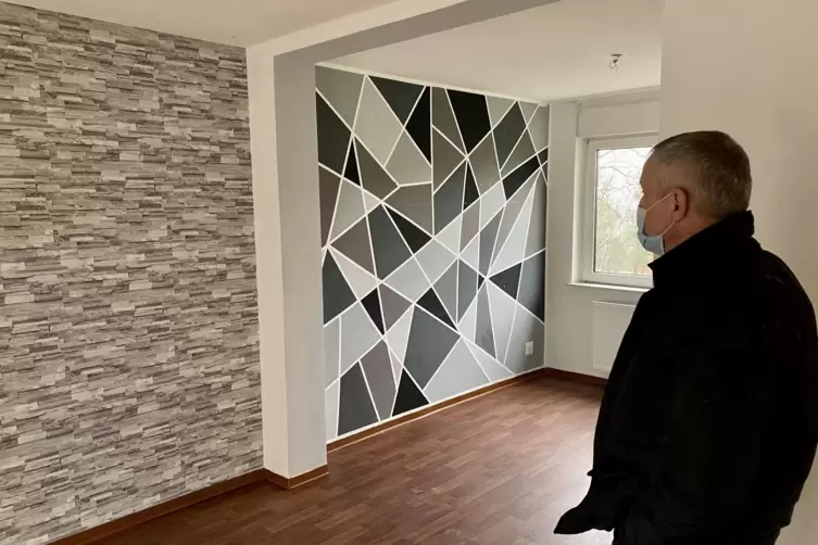 Gewobau-Gesch&auml;ftsf&uuml;hrer J&ouml;rg Eschmann in einer der Wohnungen, in denen alles jetzt ganz schnell gehen soll. Die Blocks sollen ei