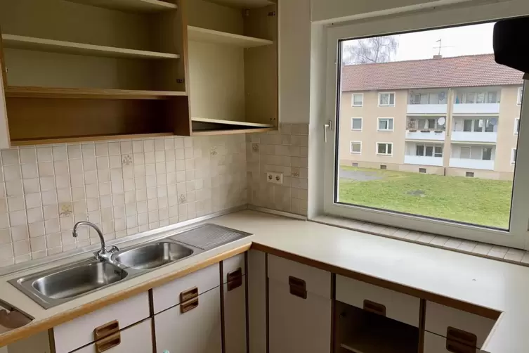 Blick aus dem Fenster einer K&uuml;che, die noch ausgestattet wird. Auf dem Gr&uuml;n vor Ontariostra&szlig;e 12 soll ein Spielplatz entstehen.