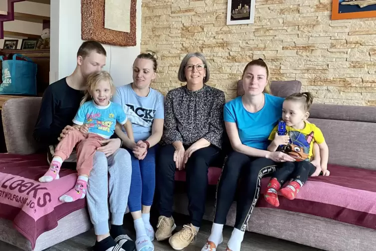 Ukrainer bei Familie Höh. Von links: Artem (17), Karina (4), Olga Sheheda, Yvonne Höh, Kristina Biriuchenko und Daniil (3).