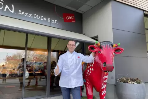 Daumen hoch: Firmenchef Peter Görtz mit der Kuh „Bella“, die am Eingang der Zentrale der Großbäckerei in Rheingönheim steht. Noc