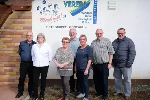 Gerd und Christa Münch, Gertrud Schönenberger, Hubert und Ursel Reischmann, Vorsitzender Paul Semar und Walter Schönenberger (vo