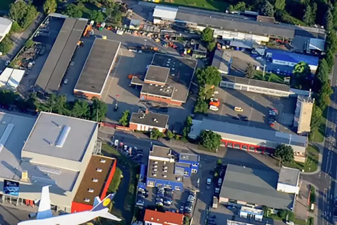 Viele Nutzungen: Zwischen Technik-Museum und Feuerwehr (Mitte, rechts) verläuft die Heinkelstraße. Links oben der Baubetriebshof