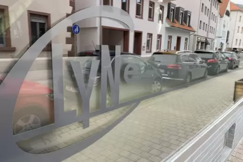 Große Greifengasse: kleines Restaurant „Clyne“, großes Schaufenster.