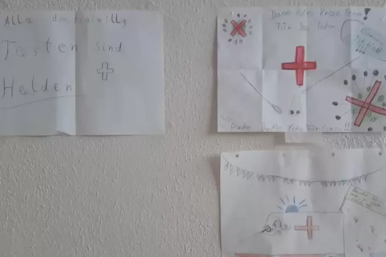 Kinder der Karl-Wendel-Schule in Lambsheim haben den Helfern Bilder gemalt. 