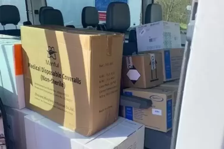 Die erste Materiallieferung vor dem Start der Testzentren holte ein Fahrer noch pers&ouml;nlich in einem Lager in Mainz ab. 