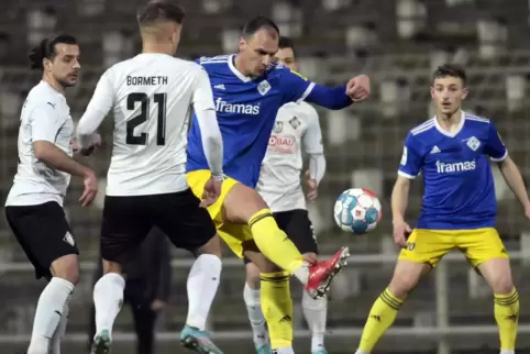 Konstantinos Neofytos behauptet hier den Ball vor dem Ludwigshafener Marcel Bormeth. Im Hintergrund rechts: Luca Eichhorn, der P