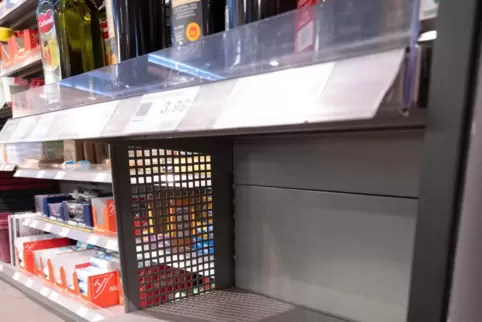 Ein typisches Bild auch in der Pfalz: Sonnenblumenöl ist in diesem Supermarkt ausverkauft, andere Öle aber sind vorrätig. Die Re