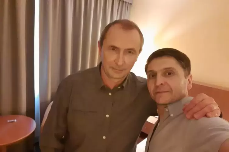 Nach tagelanger Flucht in Sicherheit: Die Doppelgänger von Wladimir Putin und Wolodymyr Selenskyj, Steve Poland (links) und Umid