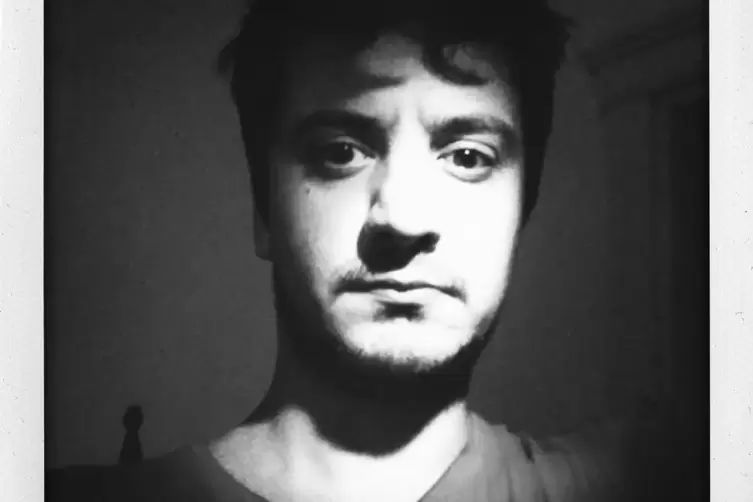 Sefie mit Polaroid: der t&uuml;rkische Fotok&uuml;nstler Yusuf Sevencli, dessen Arbeiten derzeit in Karlsruhe zu sehen sind. 