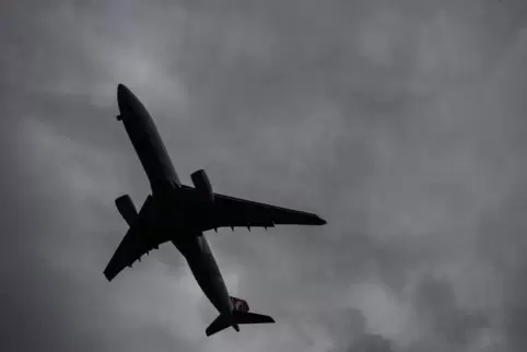 Die Frau kam per Flugzeug aus Spanien. 