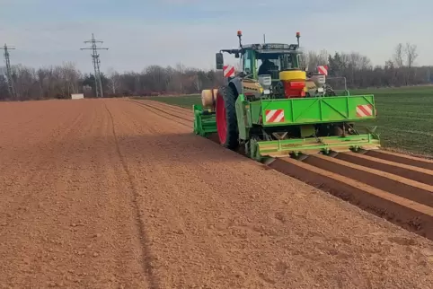 Landwirt Florian Hörner aus Ottersheim beim Pflanzen von Kartoffeln