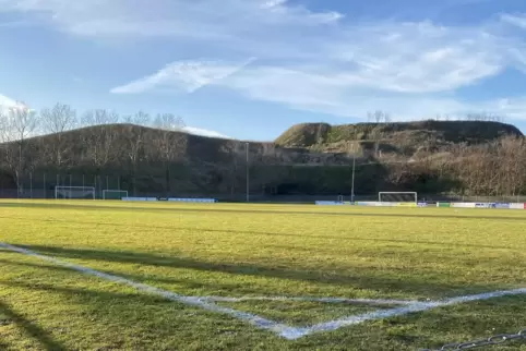 Der Fußballrasen des VfL Neustadt liegt am Fuße des Monte Scherbelino, der stillgelegten Deponie.