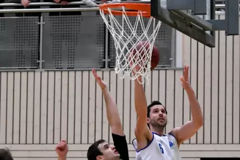 Niels Gutknecht (weißes trikot) befasst sich auch intensiv mit der Zukunft der Eintracht-Basketballer. 