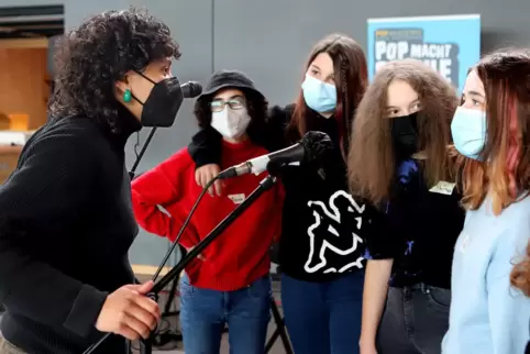 Studentin Shelly Philipps (links) probt mit den Schülerinnen Gesang und Songwriting. 