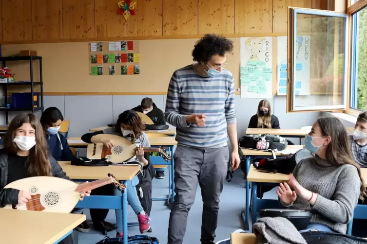 Die Studenten erkl&auml;ren den Sch&uuml;lern die neuen Instrumente.