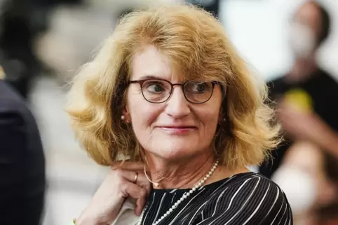 Christa Dürscheid lehrt in Zürich Germanistik.