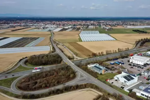 Der Lkw stand auf dem Mitfahrerparkplatz zwischen Dudenhofen und Römerberg. 