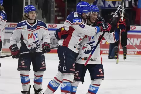 Klasse gemacht, Kumpel: Joonas Lehtivuori feiert Ruslan Iskhakov (rechts) nach dessen Siegtor. 