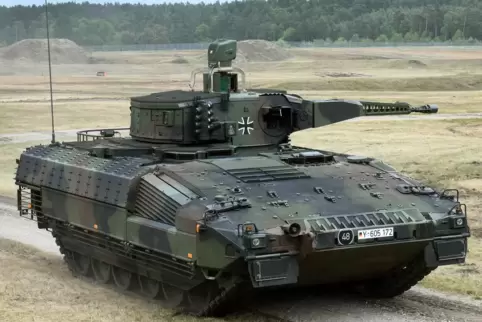  Ein Schützenpanzer vom Typ Puma wird auf dem Erprobungsgelände des Unternehmens Rheinmetall in der Lüneburger Heide vorgestellt