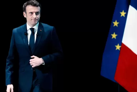 Bei seinem Wahlkampauftritt in einem Pariser Vorort demonstrierte Emmanuel Macron (44) Entschlossenheit. Im Hintergrund standen 
