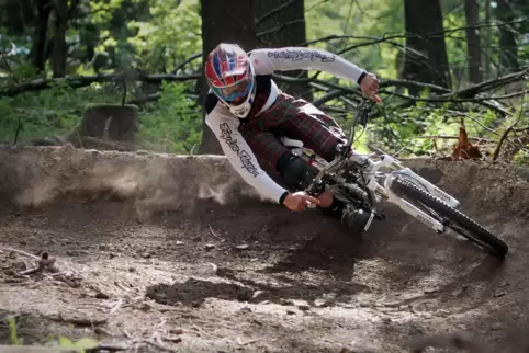 Für die einen ein großer Spaß, für die anderen ein Ärgernis: Downhill-Strecken im Wald. 