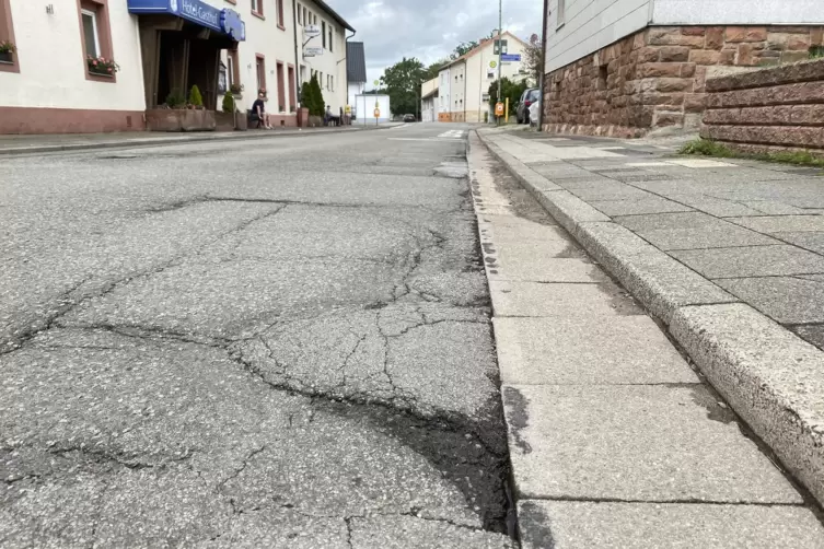 Der Ausbau der Dansenberger Straße – hier eine Aufnahme der beschädigten Straße vom Juni 2021 – geht gut voran, hieß es im Ortsb