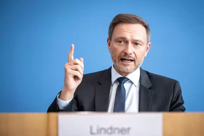 Bundesfinanzminister Christian Lindner fordert eine Senkung der Spritpreise durch einen Tank-Rabatt.