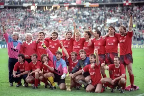 Kay Friedmann (hinten, Zweiter von rechts) nach dem Pokalsieg 1990. 