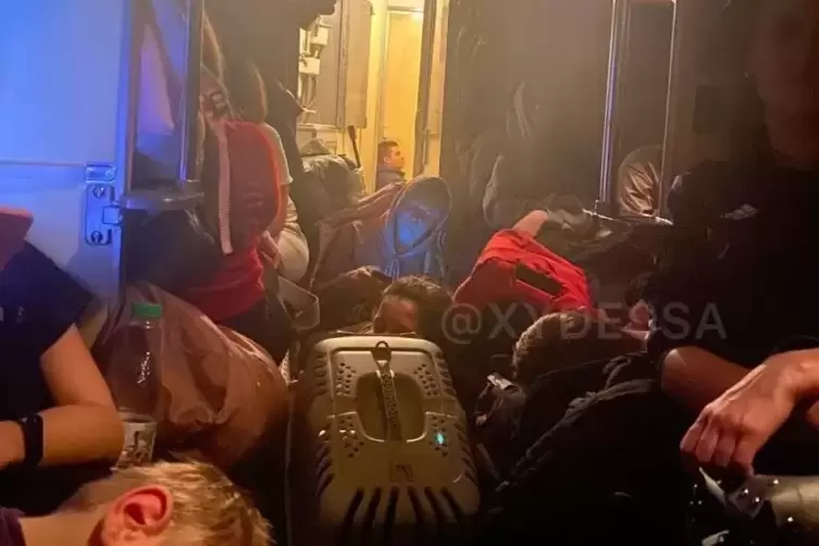 Ein v&ouml;llig &uuml;berf&uuml;llter Zug mit Fl&uuml;chtlingen aus der Ukraine. 