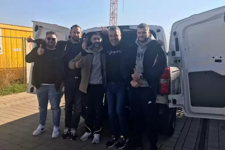 Ruslan Rashapov (zweiter von rechts) mit befreundeten Helfern. 