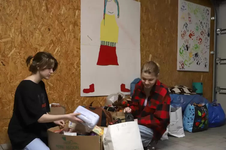 Rashapovs Nichten Jana und Laura Pyrih packen Startpakete f&uuml;r Fl&uuml;chtlinge. 