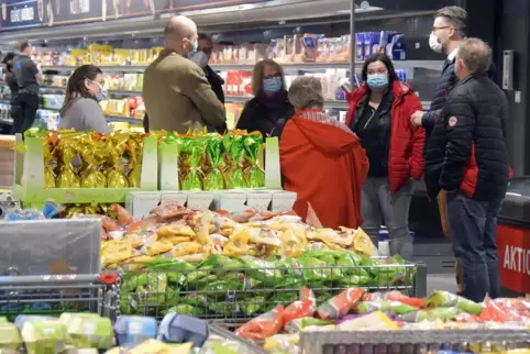Führung durch den neuen Aldi-Markt für besondere Gäste. Mit Blick nach vorn: Stadtbürgermeisterin Isabel Steinhauer-Theis
