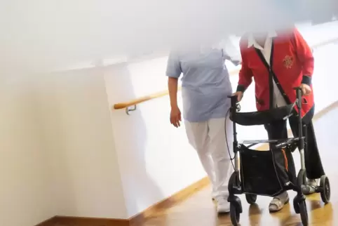 Für Mitarbeiter von Pflegeheimen, Kliniken und anderen Einrichtungen des Gesundheitswesens gilt seit Mittwoch die Impfpflicht.
