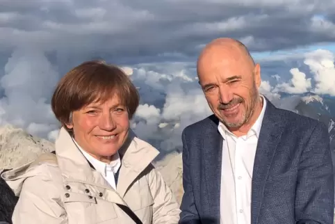 Rosi Mittermaier und Christian Neureuther setzen sich für Kinder ein, die an Rheuma erkrankt sind. 