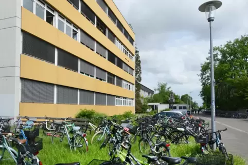 Schulgebäude in der Vincentiusstraße: Schwerd-Gymnasium. Schulgebäude in der Vincentiusstraße: Schwerd-Gymnasium.