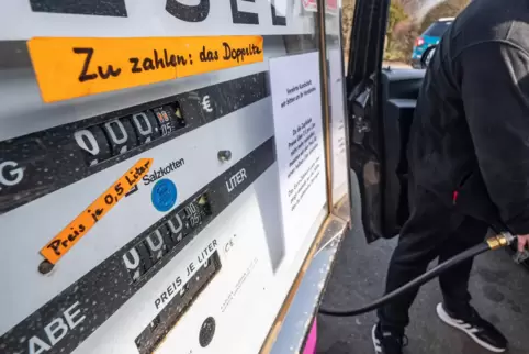 Der Freude über sensationell niedrige Preise folgt bei dieser Tankstelle in Oberviechtach schnell die Ernüchterung. Die angezeig