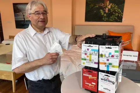 Werner Bachmann war mit seinem Bettengeschäft einer der ersten, der in Pirmasens die neuen Stadtgutscheine anbot. 