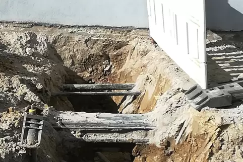 Wegen der vielen Leitungen müssen die Löcher mit der Schaufel ausgehoben werden. 
