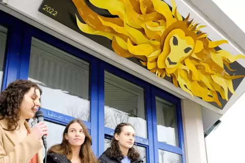 Ein Löwe ziert jetzt das Fassadenfeld. Die Abiturientinnen Angelina Günter, Emilia Lambrix und Julia Guth (von links) erinnerten