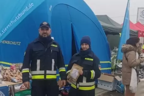 Ina und Maik Lampert vom Hundeverein Ramstein helfen zurzeit am polnisch-ukrainischen Grenzübergang bei Medyka bei der Versorgun