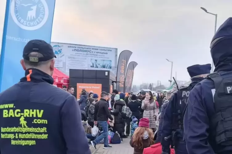 Viele freiwillige Helfer aus ganz Europa sind an den polnischen Grenz&uuml;bergang Medyka gekommen und haben Zelte aufgebaut, um die 