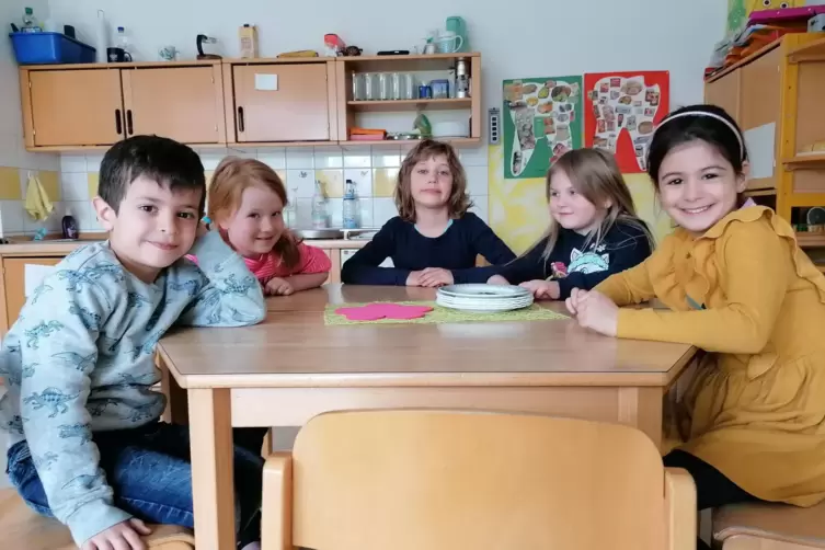 Ali, Julia, Annabelle, Emilie und Hanna reden miteinander &uuml;ber den Krieg. 