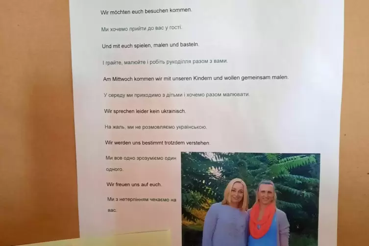 Die Erzieherinnen Jessica Philipp und Jessica Fassott laden die Kinder zu Mitmachaktionen ein. 
