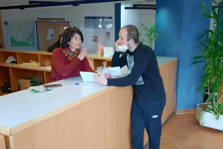 Roman Lohotskyi, ein Sportler aus der Ukraine, &uuml;bt mit Elke Libowsky die Geb&auml;rdensprache. 
